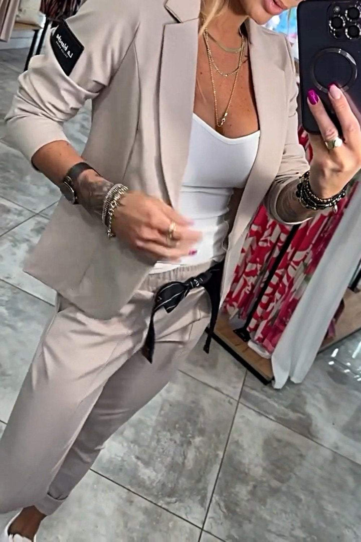 Modny damski komplet bawełniany. Elegancka marynarka i spodnie. Wiosenna/letnia stylizacja casualowa.