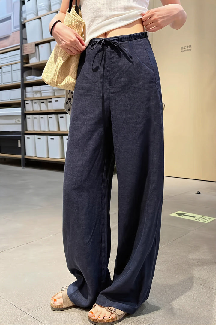 Granatowe eleganckie spodnie damskie z wysokim stanem i prostą nogawką. Idealne do biura i na co dzień, smart casual.