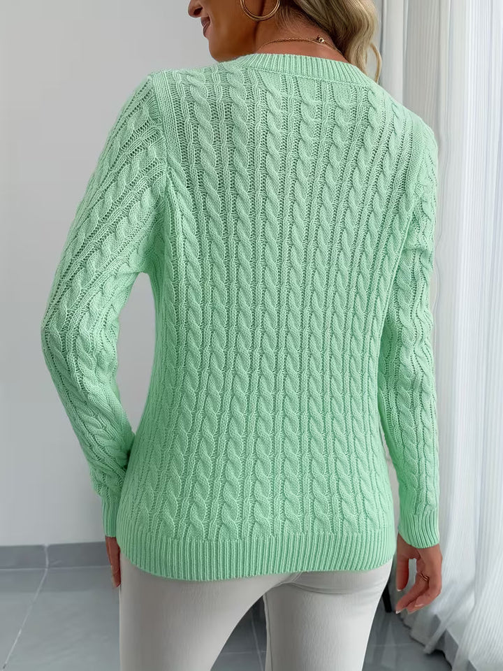 Dzianinowy sweter damski z warkoczowym splotem i dekoltem V. Komfortowy i stylowy na zimę.