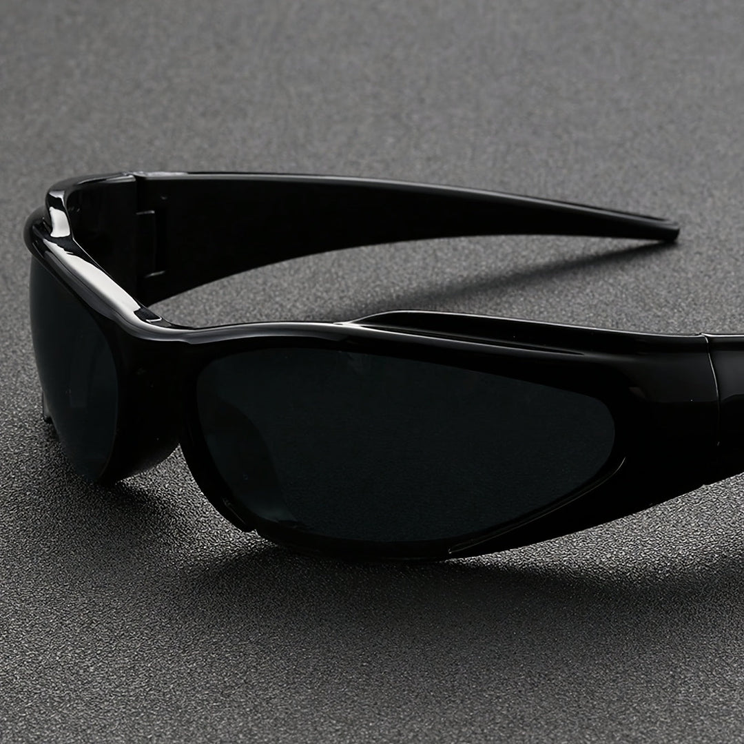 Czarne męskie okulary przeciwsłoneczne w sportowym stylu outdoor z zakrzywionymi szkłami. Akcesoria dla aktywnych mężczyzn.