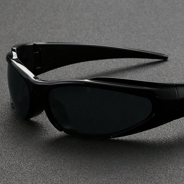 Czarne męskie okulary przeciwsłoneczne w sportowym stylu outdoor z zakrzywionymi szkłami. Akcesoria dla aktywnych mężczyzn.