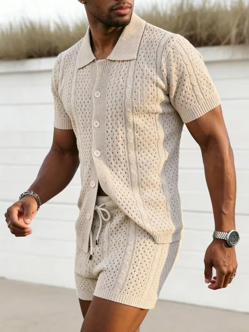 Męski letni komplet: ażurowa koszulka V-neck i przewiewne krótkie spodenki. Idealny na upały, modny casual.