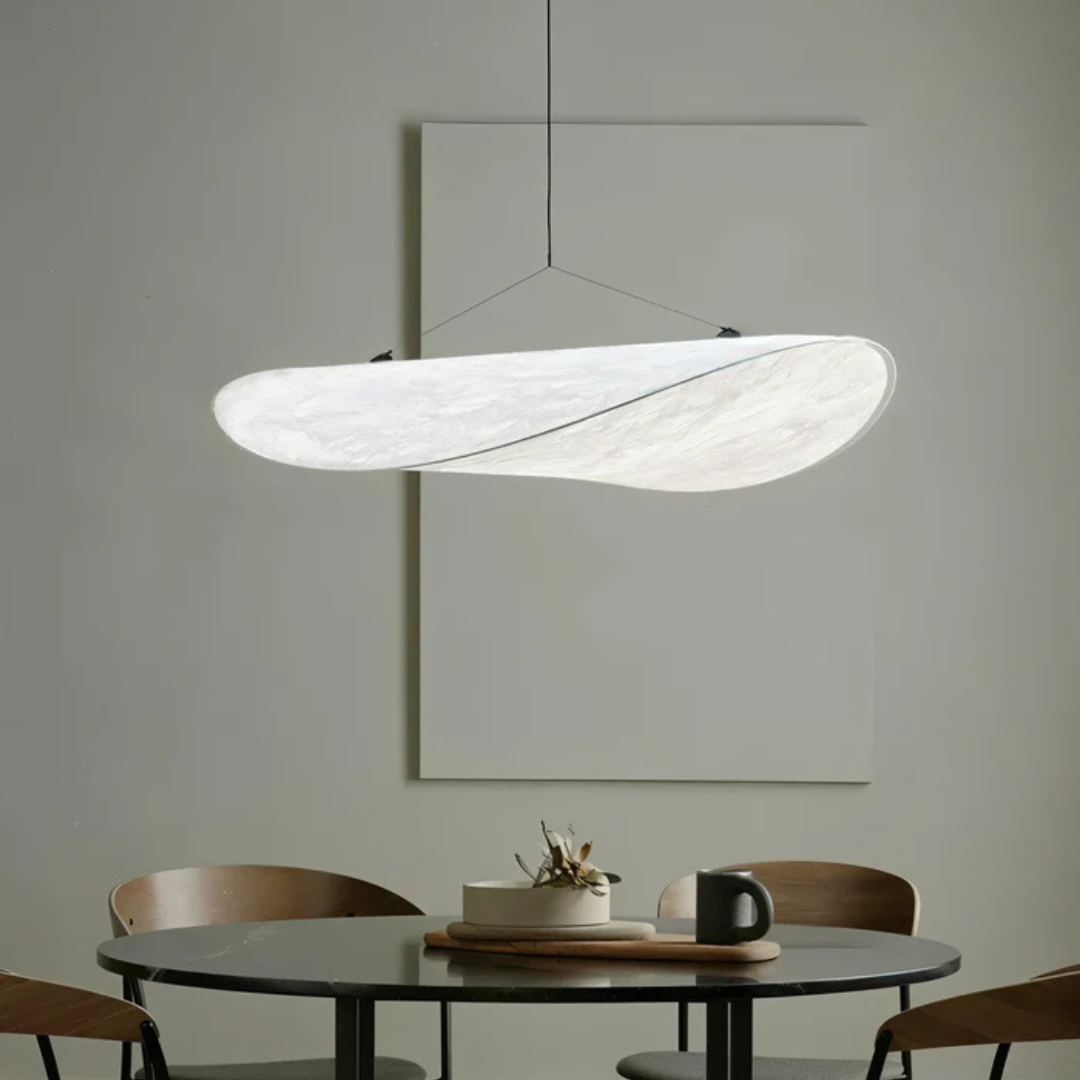 Elegancka lampa wisząca jedwabna, idealna do sypialni, tworzy przytulny klimat.