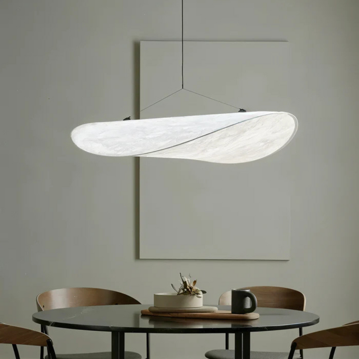 Elegancka lampa wisząca jedwabna, idealna do sypialni, tworzy przytulny klimat.