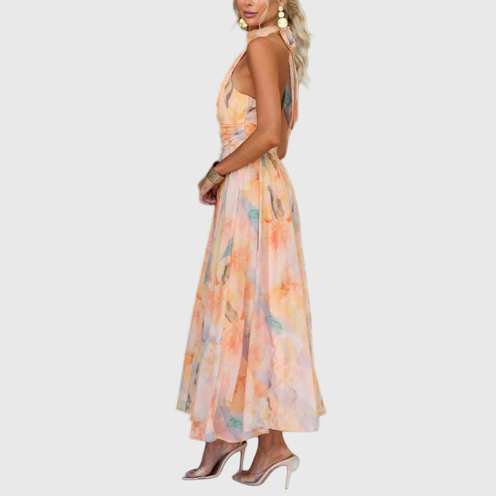 Stylowa sukienka maxi halter z odkrytymi plecami, damska elegancka kreacja na przyjęcie.