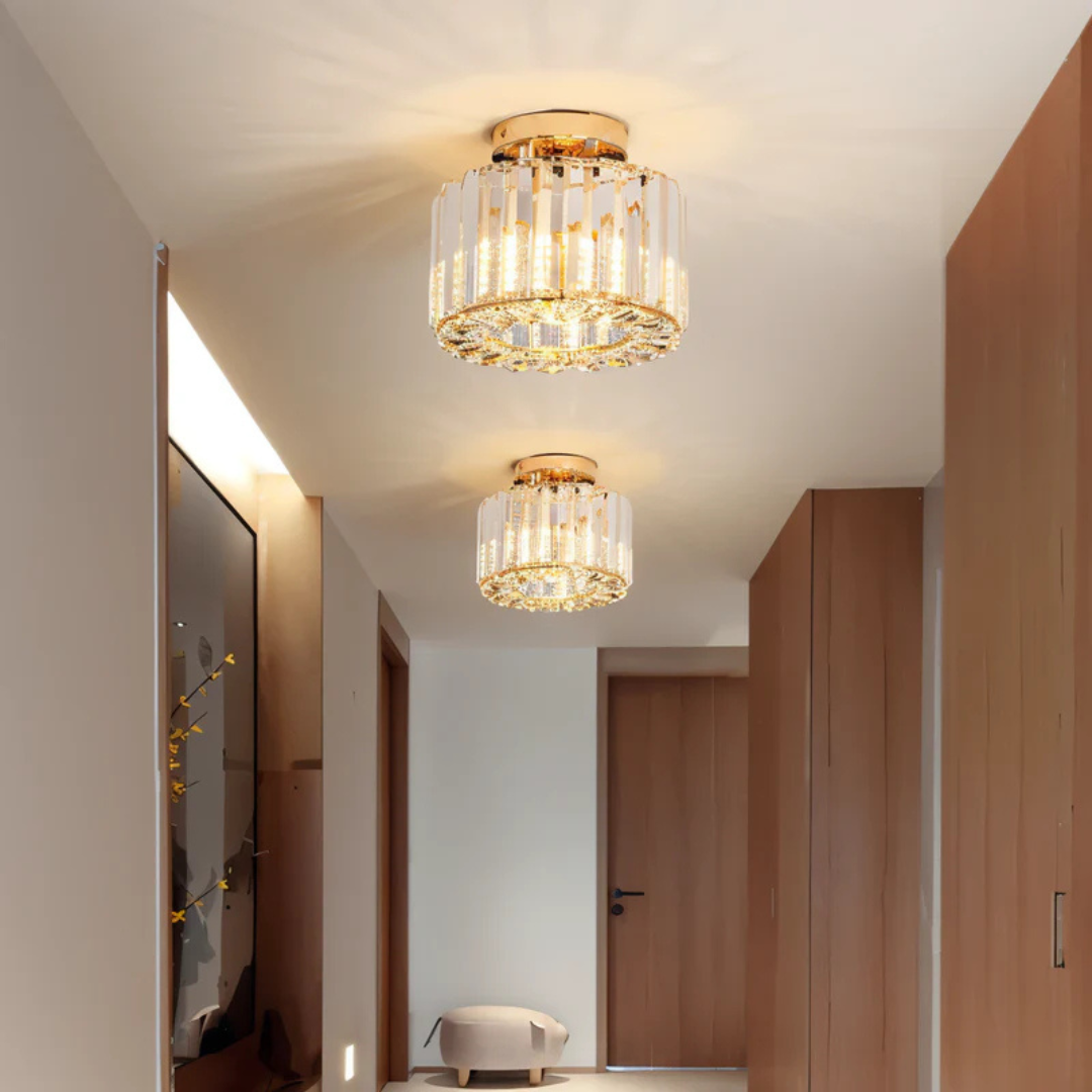 Złota lampa sufitowa z kryształkami, luksusowe oświetlenie do salonu. Elegancka dekoracja, domowe akcesoria.