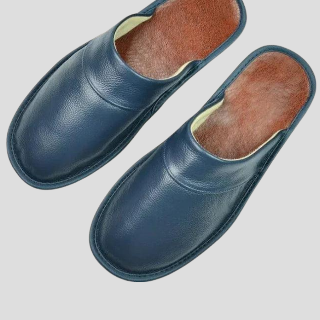 Skórzane męskie klapki, widok z boku. Elegancki design i solidna konstrukcja dla relaksu stóp.