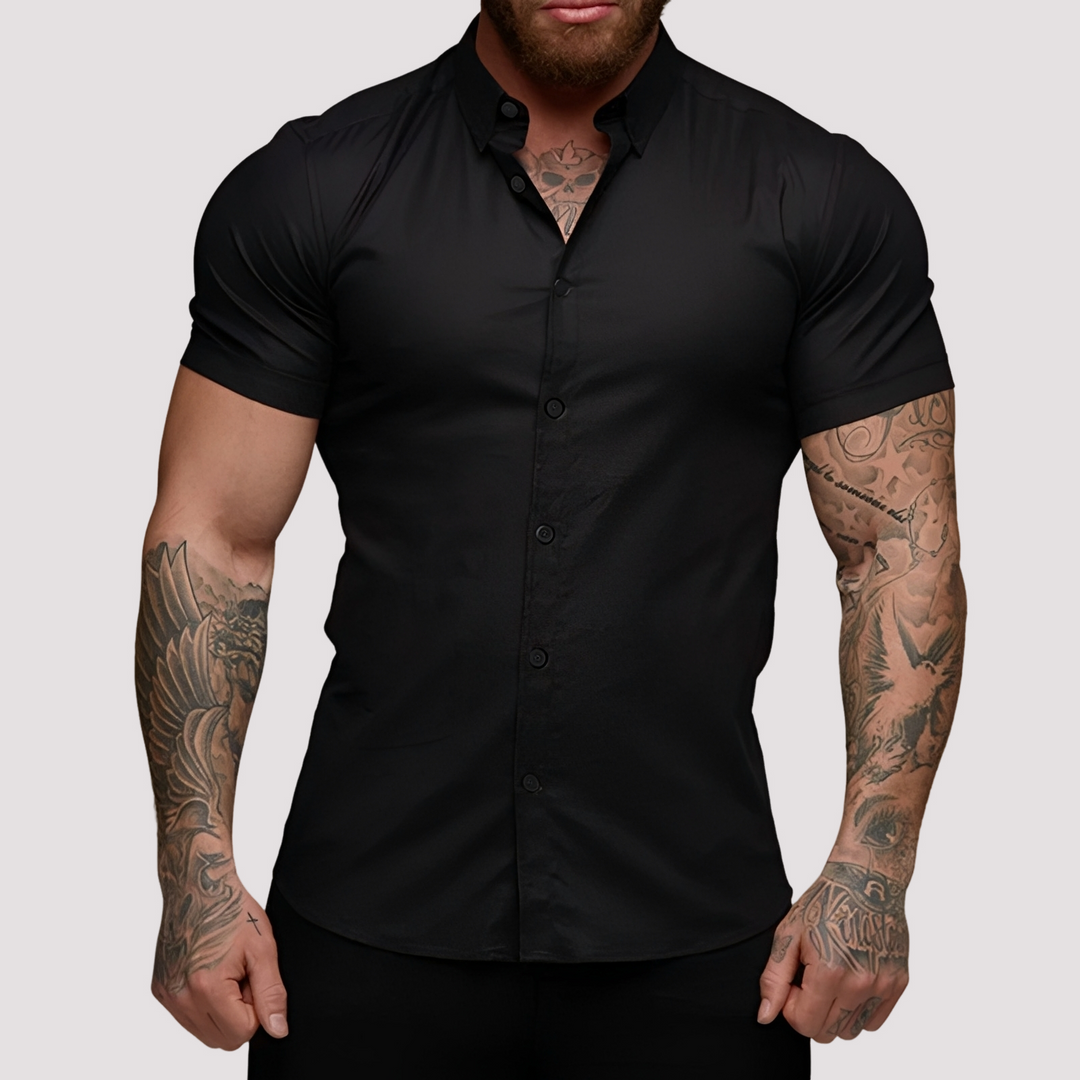Wygodna letnia koszula męska slim-fit z lekkiej tkaniny, komfortowa na upalne dni.