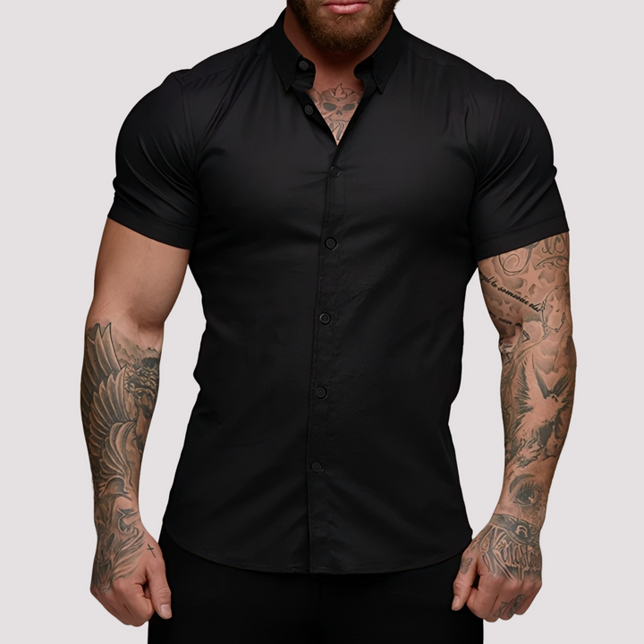 Wygodna letnia koszula męska slim-fit z lekkiej tkaniny, komfortowa na upalne dni.