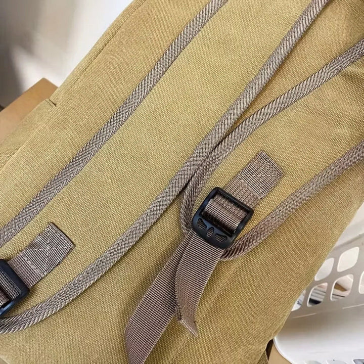 Ergonomiczny plecak na laptopa z regulowanymi szelkami i usztywnionymi plecami, komfortowy.