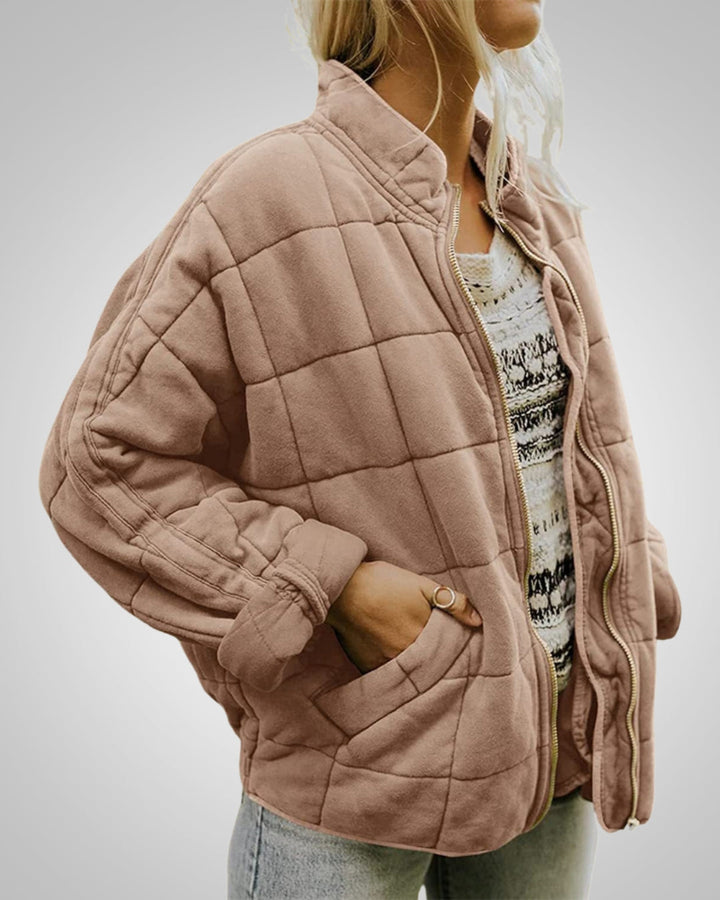 Komfortowa, damska kurtka przejściowa oversize. Modny i swobodny styl na wiosnę oraz jesień. Idealna do casualowych looków.