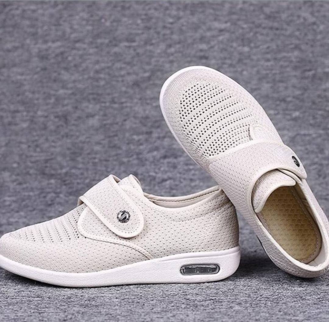 Komfortowe buty damskie na lato. Szerokie, oddychające obuwie z regulacją na rzepy dla wygody przez cały dzień.