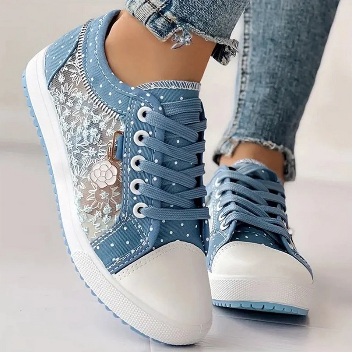 Kwiatowy haft na niebieskich sneakersach damskich, łączący styl miejski z wygodą na co dzień.