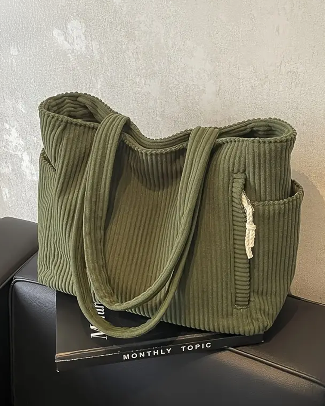 Damska torebka na ramię z usztywnianą konstrukcją. Klasyczna elegancja i nowoczesny design. Must-have.