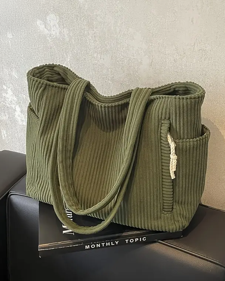 Damska torebka na ramię z usztywnianą konstrukcją. Klasyczna elegancja i nowoczesny design. Must-have.