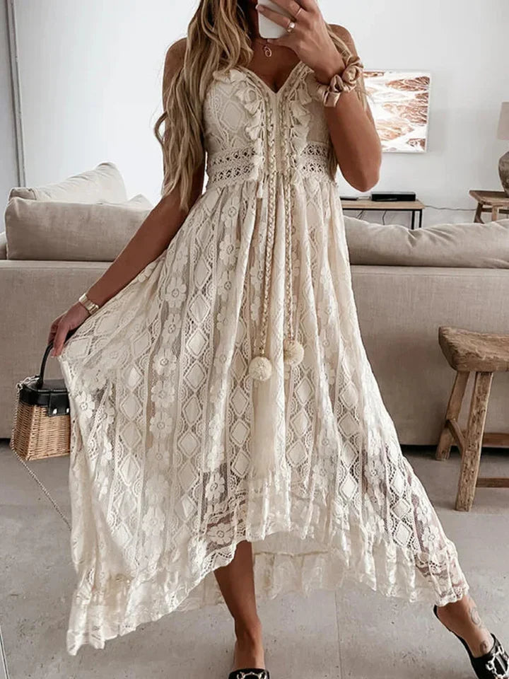 Modna sukienka maxi boho z koronką i rozkloszowanymi rękawami. Damska, wiosenna/letnia, w stylu boho.