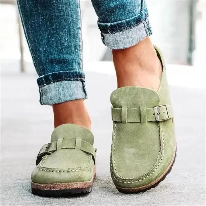 Stylowe damskie klapki retro z klamrą, płaskie i komfortowe. Obuwie casual na co dzień, wiosnę i jesień.