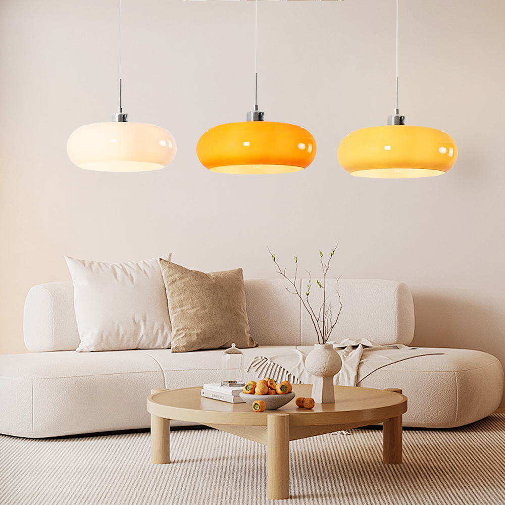 Skandynawska lampa wisząca, szklana konstrukcja. Eleganckie oświetlenie do jadalni w stylu minimalistycznym.