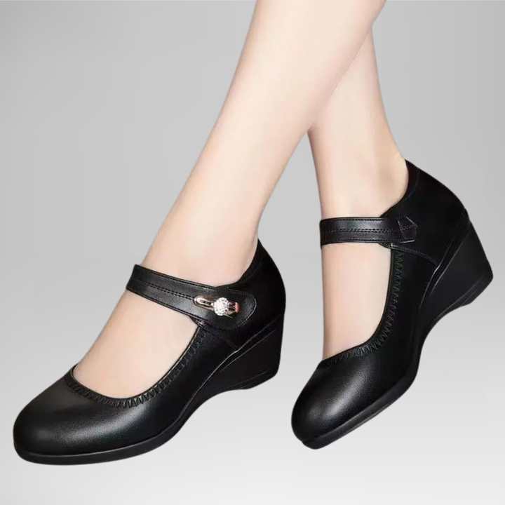 Czarne damskie buty Mary Jane na koturnie, eleganckie i wygodne, idealne na co dzień lub do biura.
