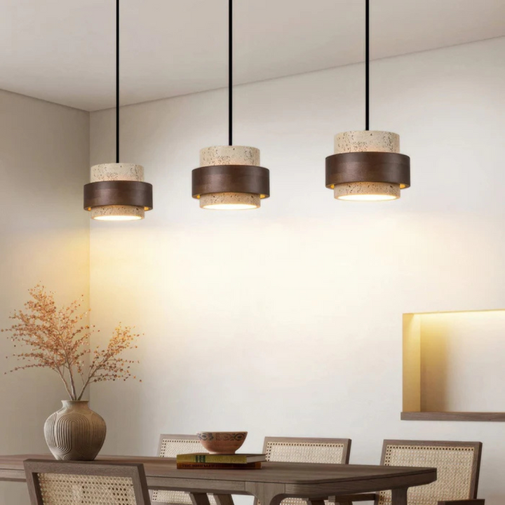 Lampa wisząca Wabi Sabi, eleganckie oświetlenie sufitowe. Drewno i trawertyn, idealne do nowoczesnych wnętrz i jadalni.