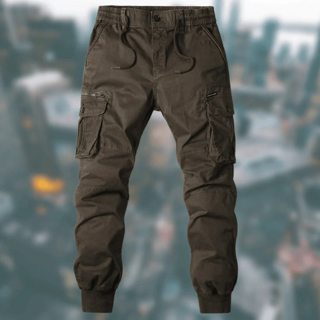 Uniwersalne męskie spodnie jogger cargo, idealne na co dzień, casualowy styl. Luźny krój.
