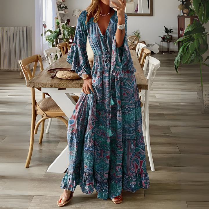Modna sukienka damska boho maxi z wzorem paisley. Luźny krój dla komfortu, zwiewna, świetna na jesień.