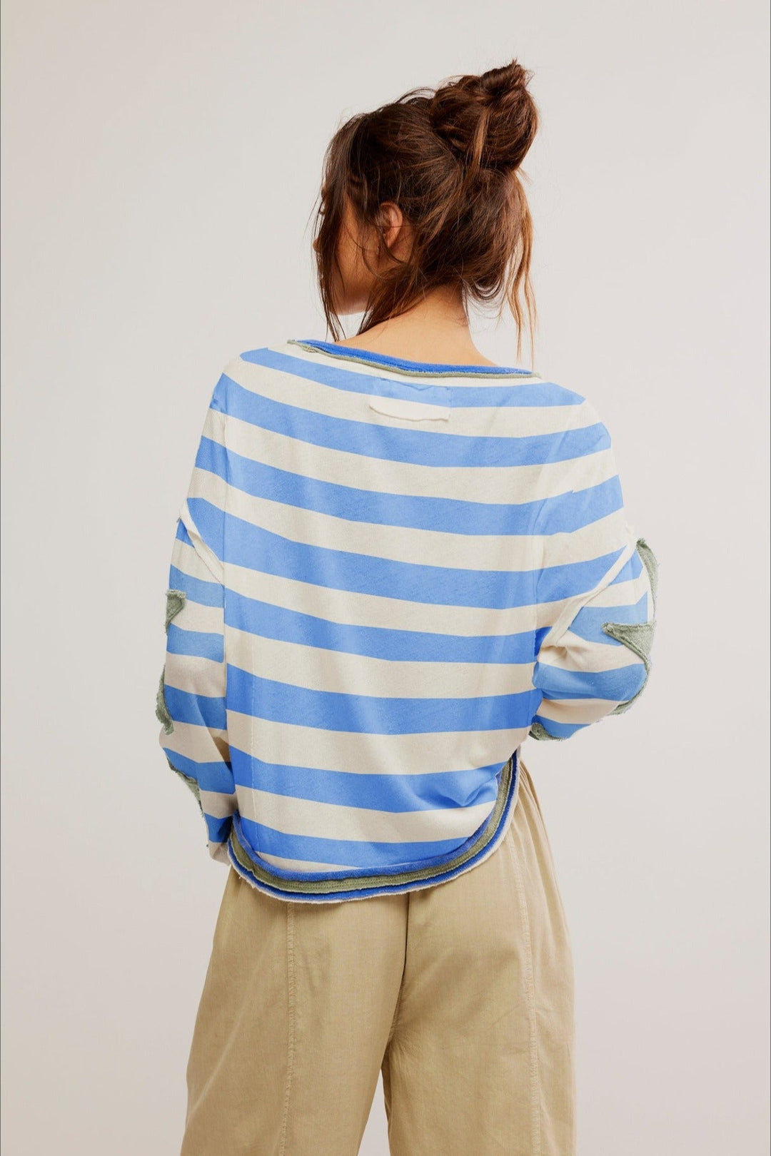 Streetwearowa bluza oversize dla kobiet z aplikacją kontrastowej gwiazdy. Modna, luźna i wygodna.