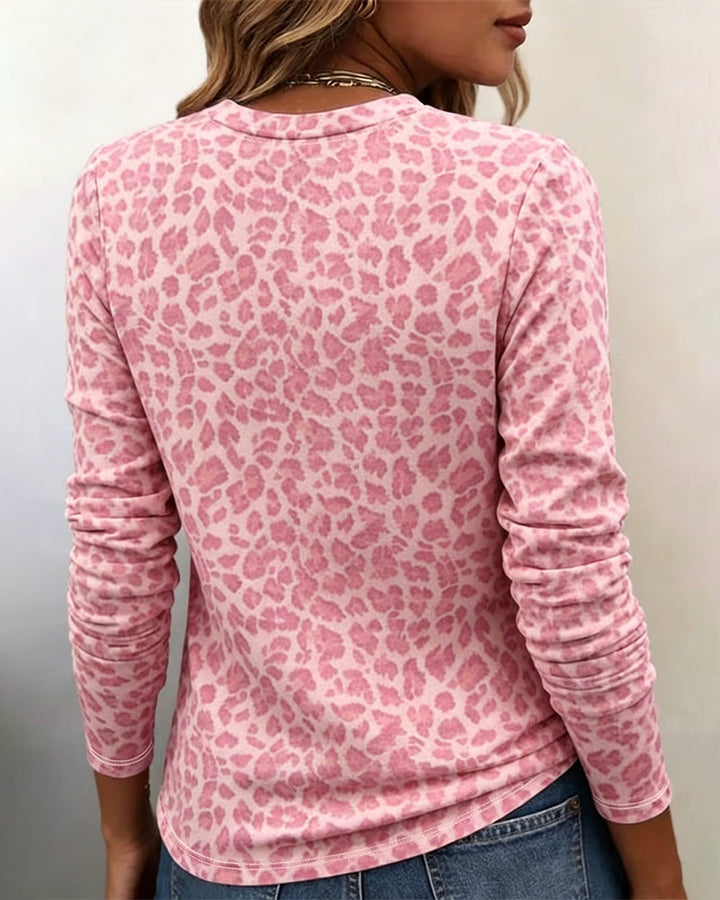 Modny różowy t-shirt damski z długim rękawem i okrągłym dekoltem. Panterkowy wzór zwierzęcy do casualowych stylizacji.