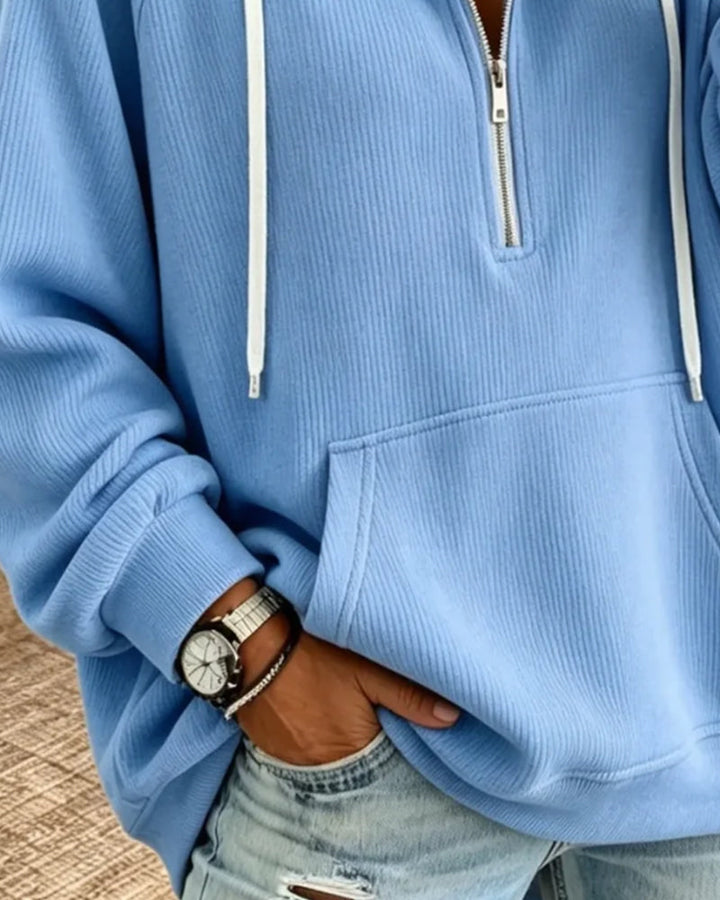 Wygodna niebieska bluza z kapturem i długim rękawem. Uniwersalna, rozpinana na zamek. Odzież casual unisex.