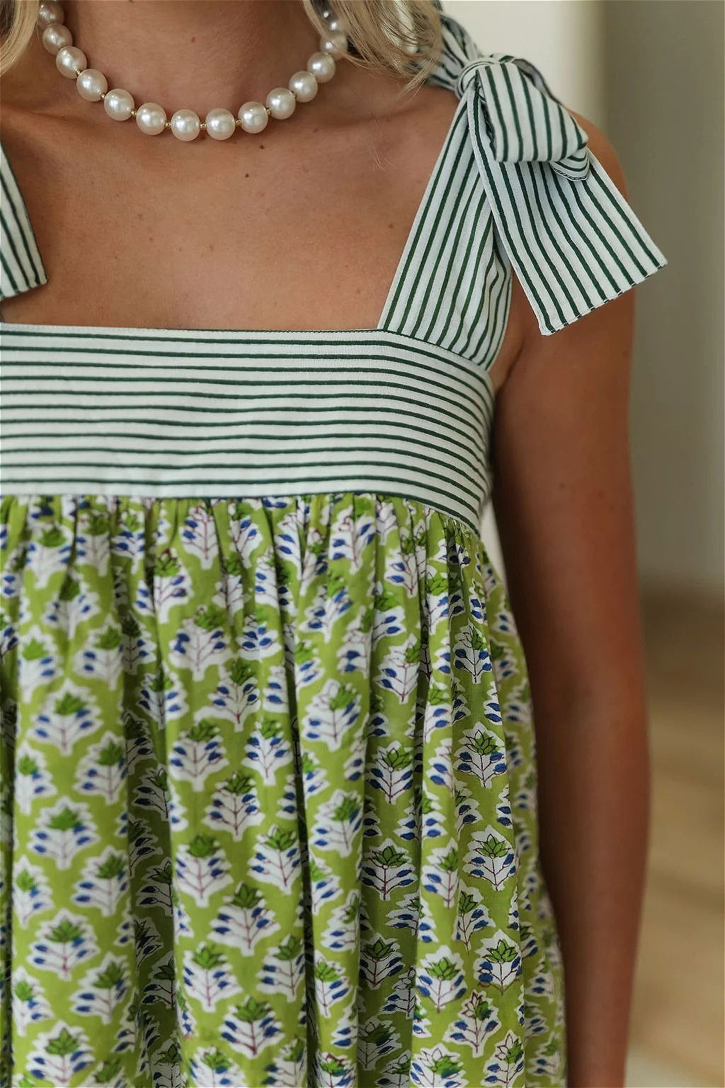 Modna sukienka damska midi boho, patchwork z kwiatami i paskami, lekka, bez rękawów, na co dzień. Letnia stylizacja.