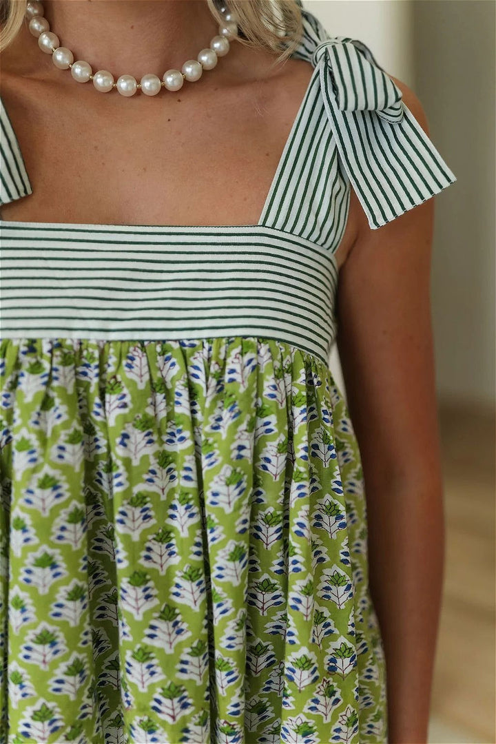 Modna sukienka damska midi boho, patchwork z kwiatami i paskami, lekka, bez rękawów, na co dzień. Letnia stylizacja.