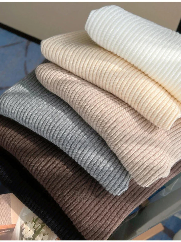 Damski sweter z dekoltem w serek, dopasowany. Wygodny i modny top na jesień.