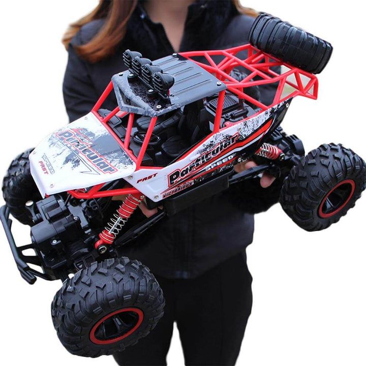 Monster Truck RC 4WD w akcji, szybki samochód zdalnie sterowany pokonujący przeszkody.