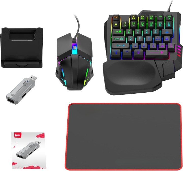 Gracz używa podświetlonego zestawu Zyvorn RGB: klawiatura gamingowa i mysz. Gotowy do akcji.