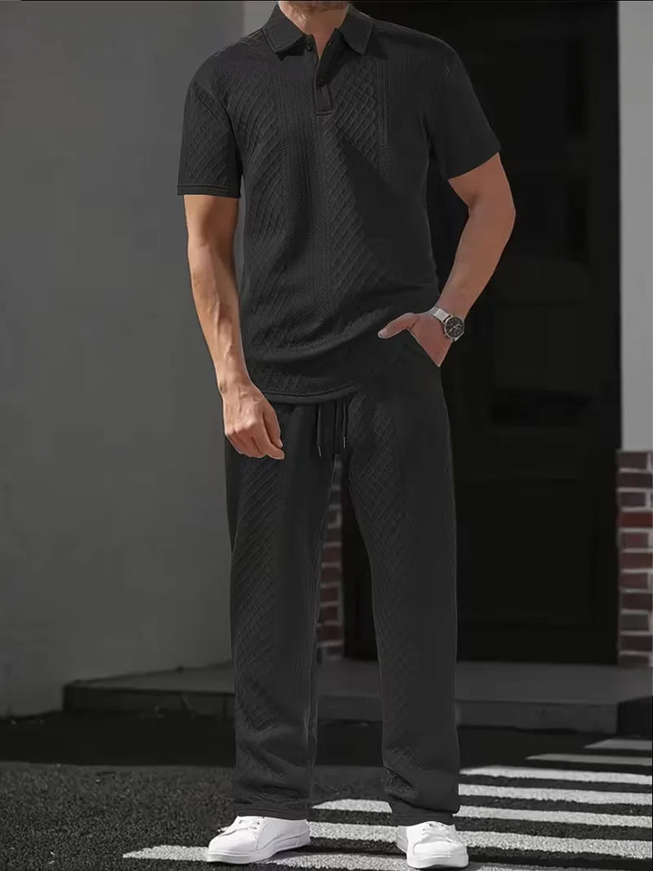 Męski komplet casualowy na wiosnę/lato. Polo i spodnie w modnym, dwuczęściowym zestawie.