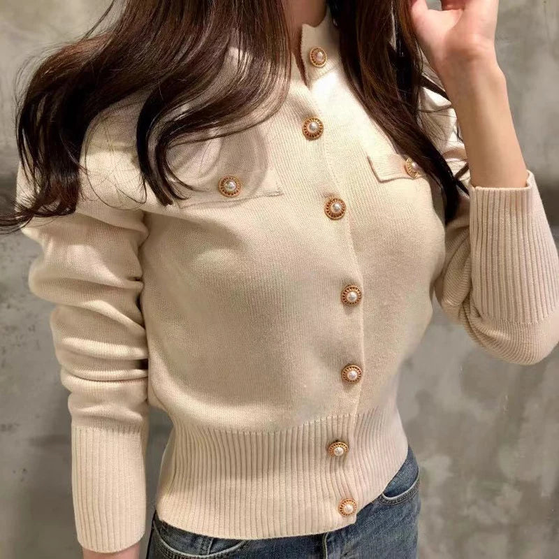 Elegancki damski sweter na guziki, idealny na jesień. Modny kardigan z długim rękawem, dopasowany fason.