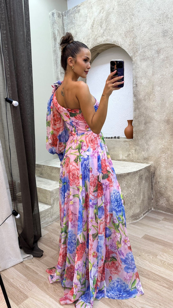 Elegancka letnia sukienka damska z opadającymi ramionami. Wygodna sukienka midi idealna na ciepłe dni. Moda damska.