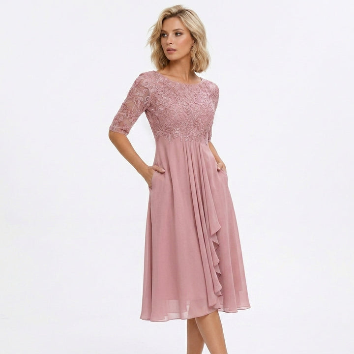 Modna sukienka midi koronkowa tiulowa, idealna na eleganckie wyjścia, również w dużych rozmiarach.