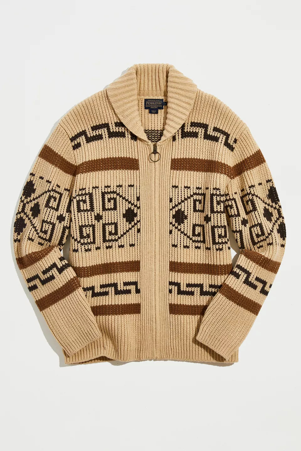Front męskiego swetra żakardowego khaki z zamkiem. Widoczny wzór vintage i kołnierz szalowy, idealny do casualowych stylizacji.