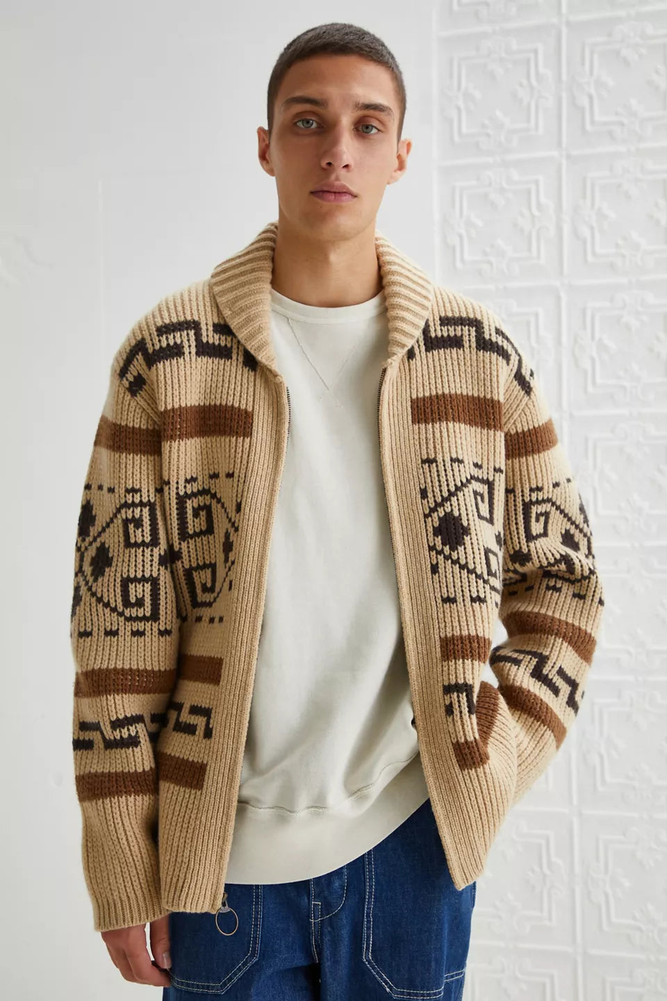Modny męski sweter z zamkiem khaki, żakardowy wzór vintage. Ciepły i stylowy, idealny do wielu męskich outfitów casualowych.