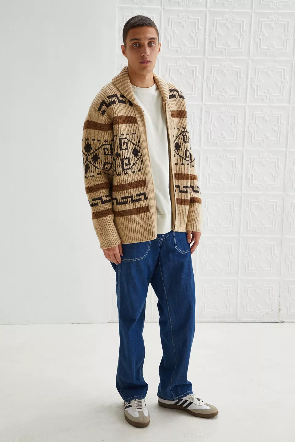 Ciepły męski sweter żakardowy khaki z akrylu, w stylu vintage. Zamek i kołnierz szalowy dla komfortu i mody męskiej.