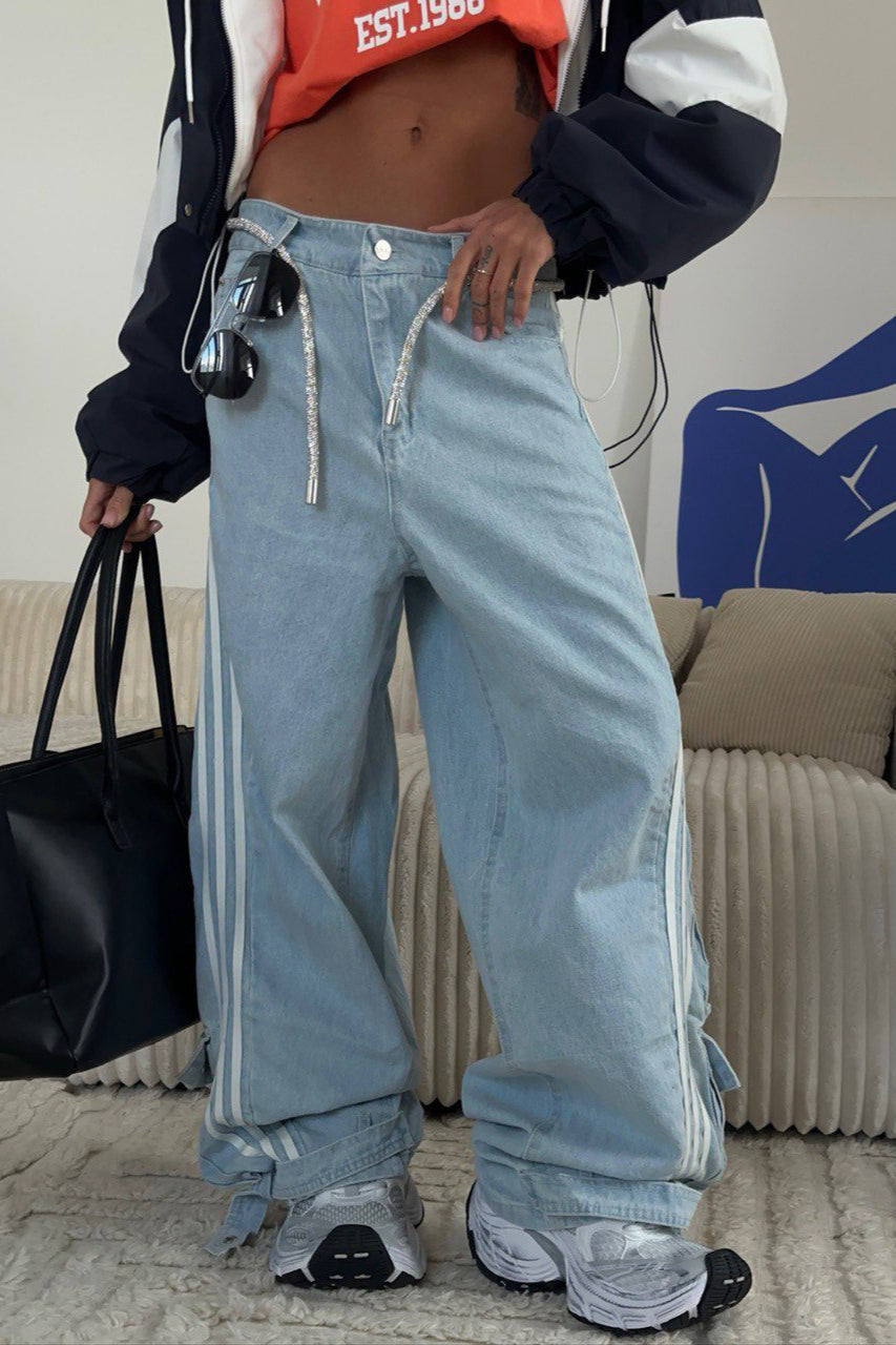 Damskie jeansy wide leg w paski z niskim stanem. Modny krój, idealne do casualowych stylizacji.