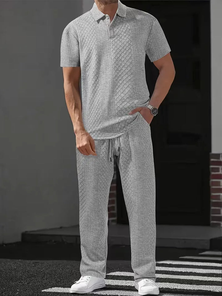 Męski zestaw casualowy polo. Spodnie i koszulka, lekka tkanina na ciepłe dni.