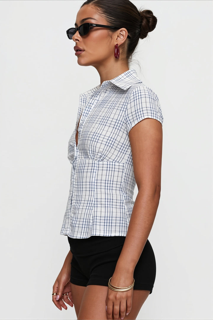 Niebieska krótka bluzka polo damska, slim fit, z eleganckimi marszczeniami.