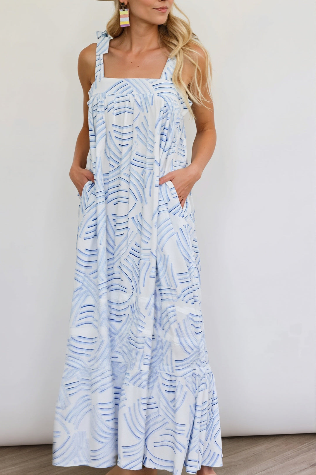 Sukienka maxi damska boho z wiązanymi ramiączkami, nadruk, lekka, idealna na plażę.