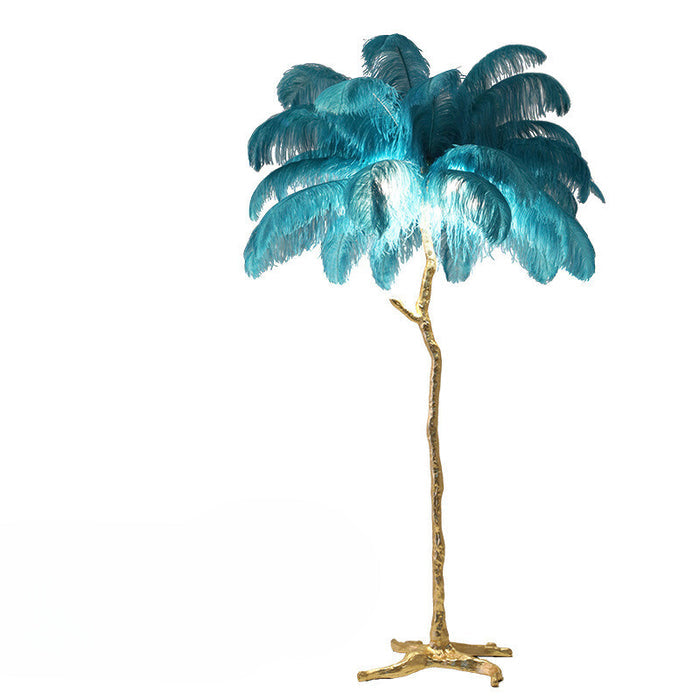 Wysoka lampa z piór na metalowej podstawie, idealna do eleganckiej sypialni.
