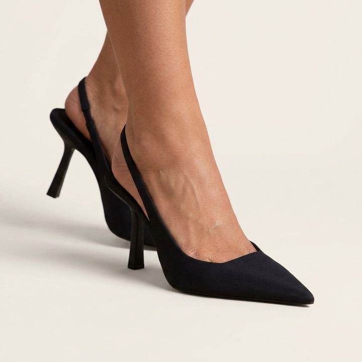 Czarne, gładkie czółenka damskie na stabilnym obcasie blokowym. Eleganckie buty, idealne do biura i na przyjęcia.