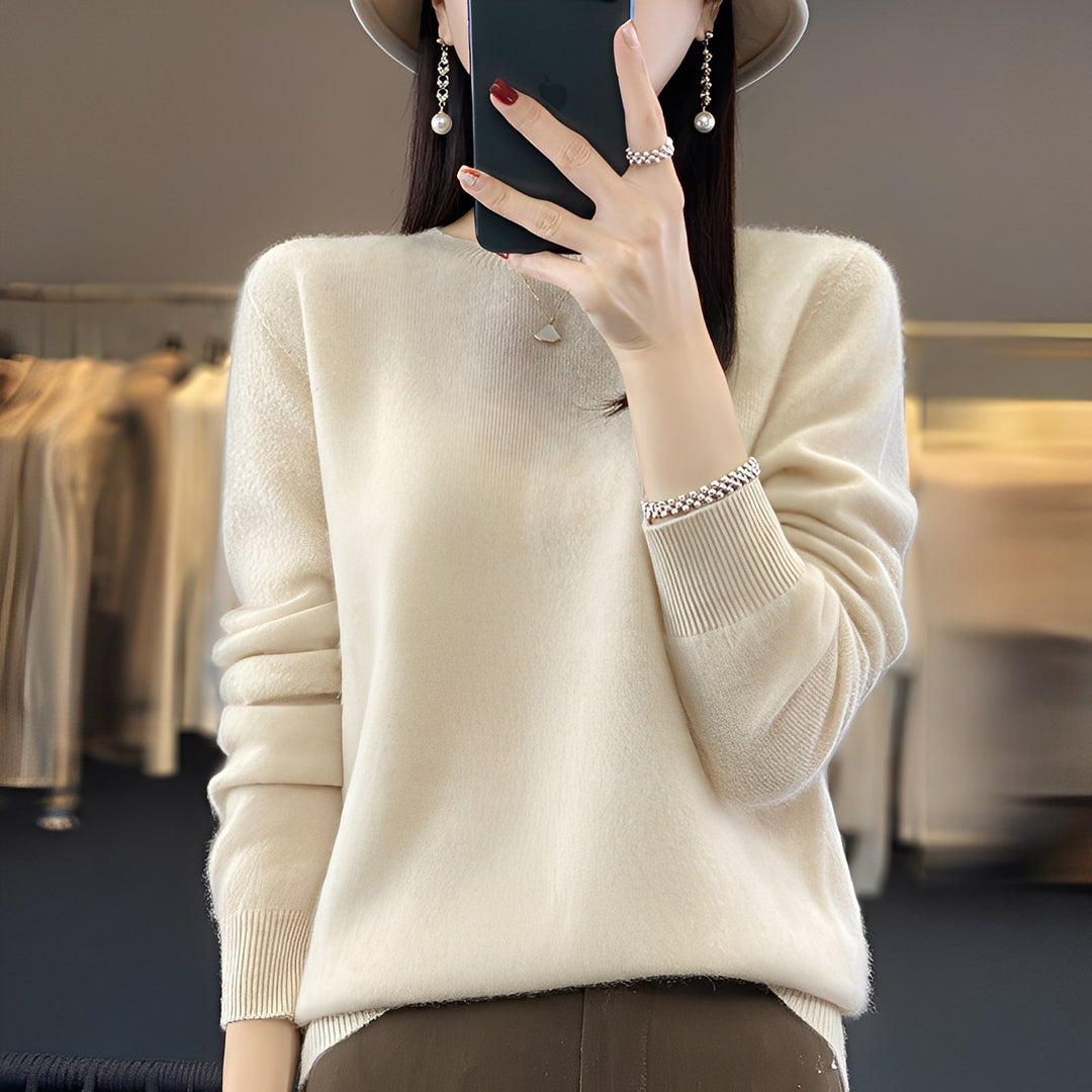 Elegancki sweter damski z okrągłym dekoltem. Idealny na jesień i zimę.