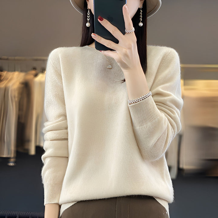 Elegancki sweter damski z okrągłym dekoltem. Idealny na jesień i zimę.