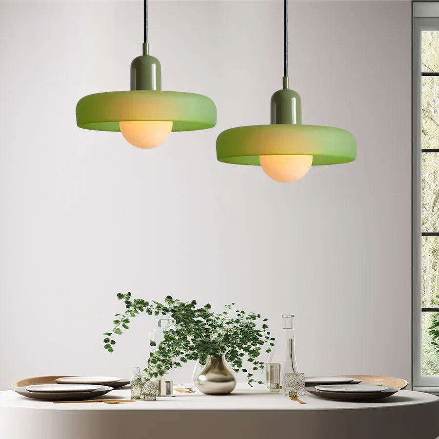 Designerska lampa marmurowa, tworząca wyjątkową atmosferę w salonie.